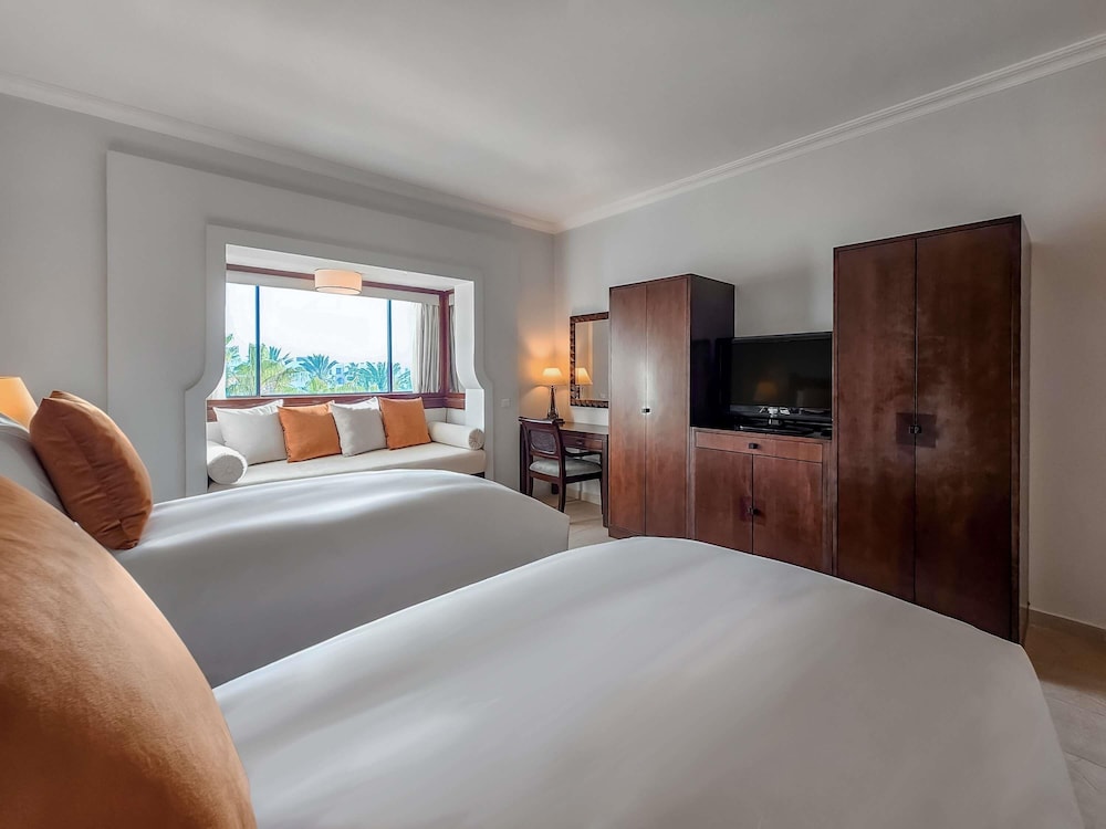 DELUXE, TWIN BEDS, POOL VIEW