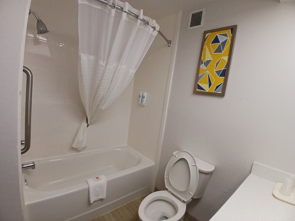 غرفة إليت بسرير كينج في الطابق الأرضي، Comfort Inn Marion NC 8/10