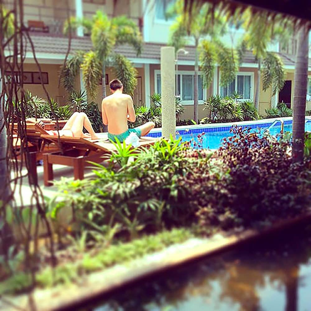 Good Times Resort 4/64