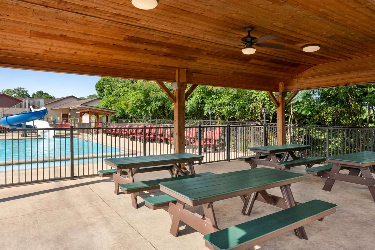 Howard Johnson By Wyndham Pigeon Forge 34/68