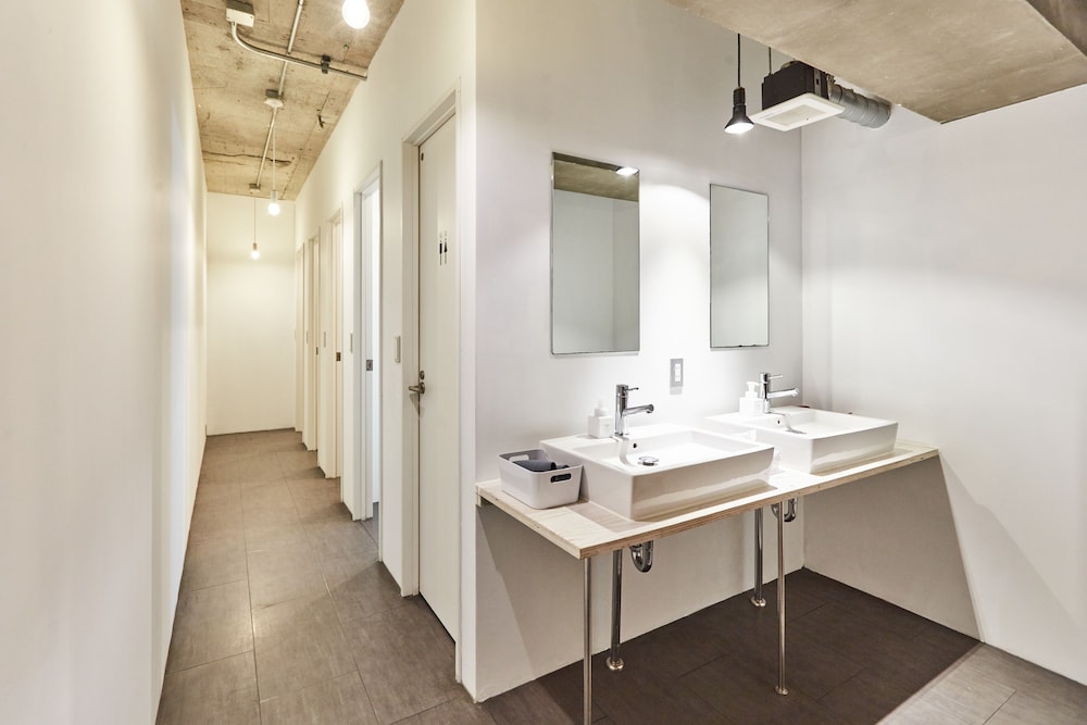 MIXED DORM, SHARED BATHROOM