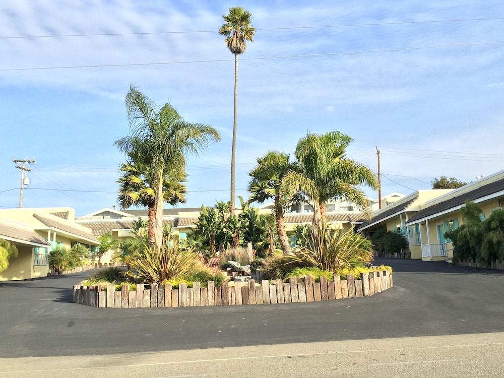 Beach Bungalow Inn and Suites 51/67