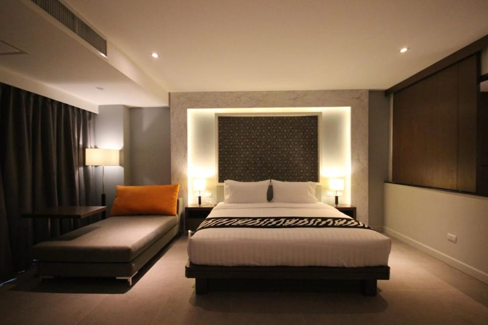 Season Five Hotel 10/53