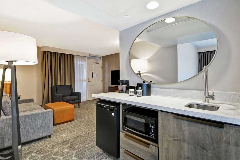 Embassy Suites by Hilton Minneapolis Airport 10/57