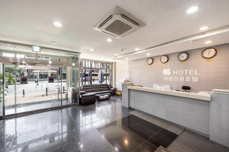 Apple Hotel 3/36