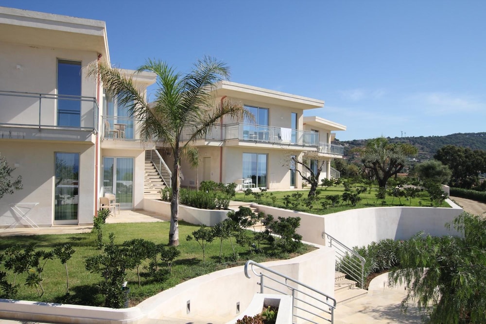 Blue Bay Resort 64/72