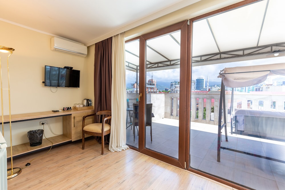 Hotel N16 18/48