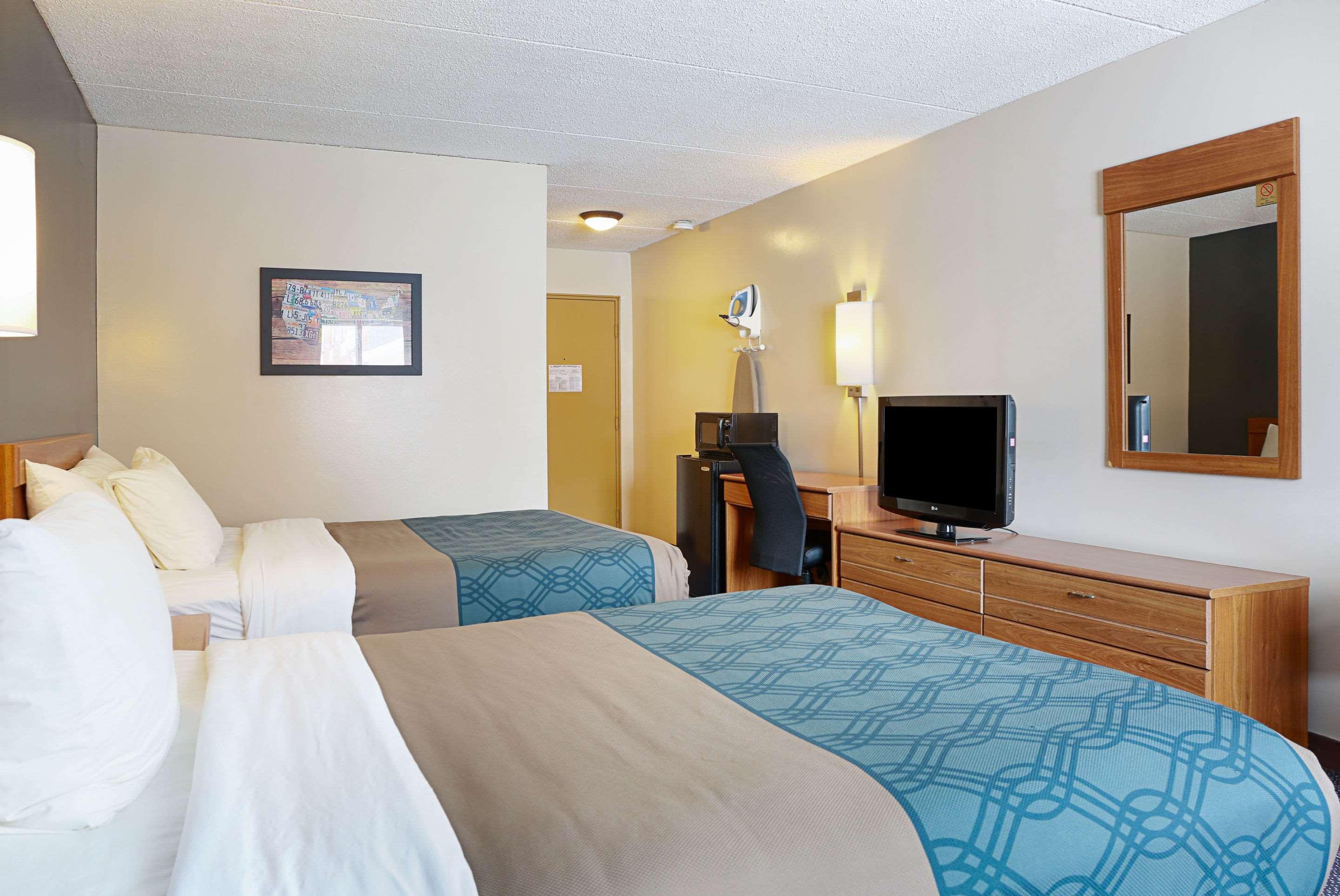 غرفة رباعية بسريرين مزدوجين، Econo Lodge Darien Lakes 3/6