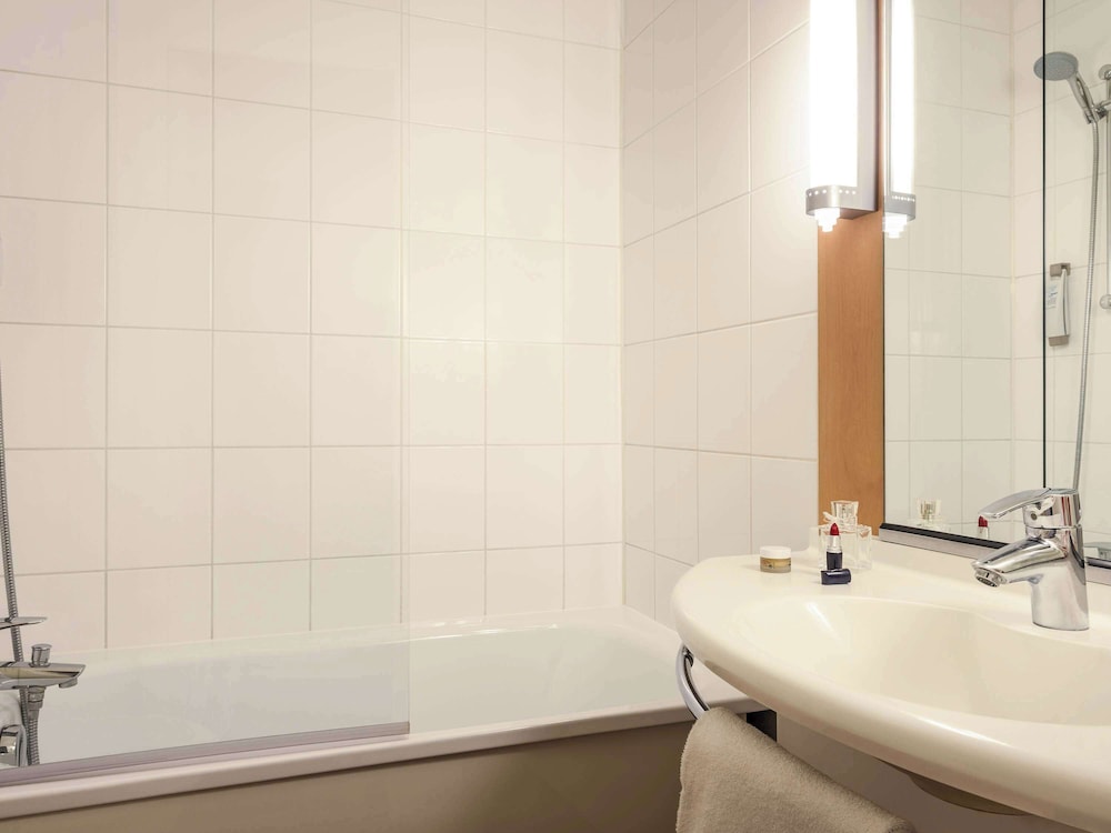 Standard, 1 Double and 1 Single Bed, Ibis Compiegne 6/6