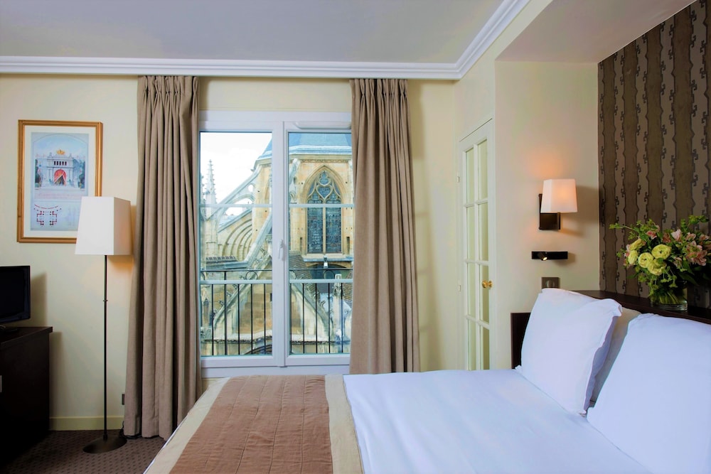 ROOM, DOUBLE BED