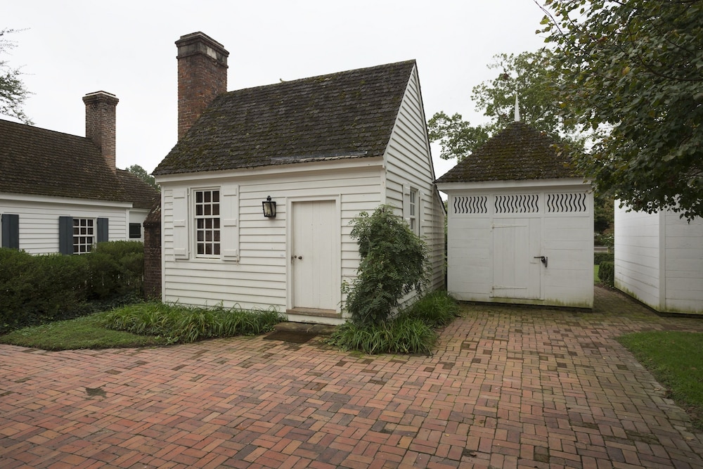 The Colonial Houses - A Colonial Williamsburg Hotel 62/66