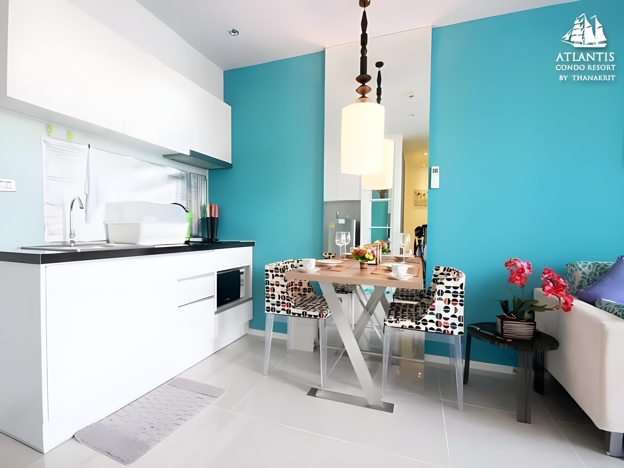 Suite, Pool Front