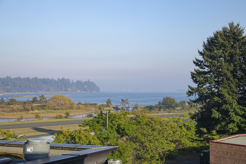 Bayview Hotel (ex Holiday Inn Express & Suites Comox Valley) 48/53
