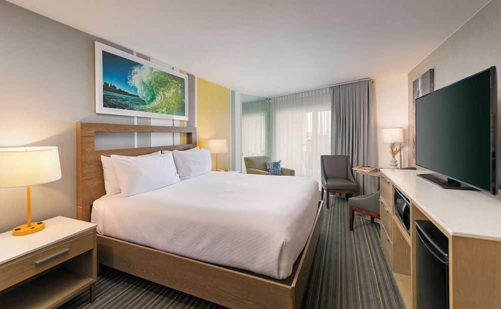 Deluxe, Queen Bed, Partial Ocean View, Accessible