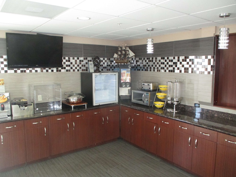 Days Inn & Suites by Wyndham Sam Houston Tollway 10/50