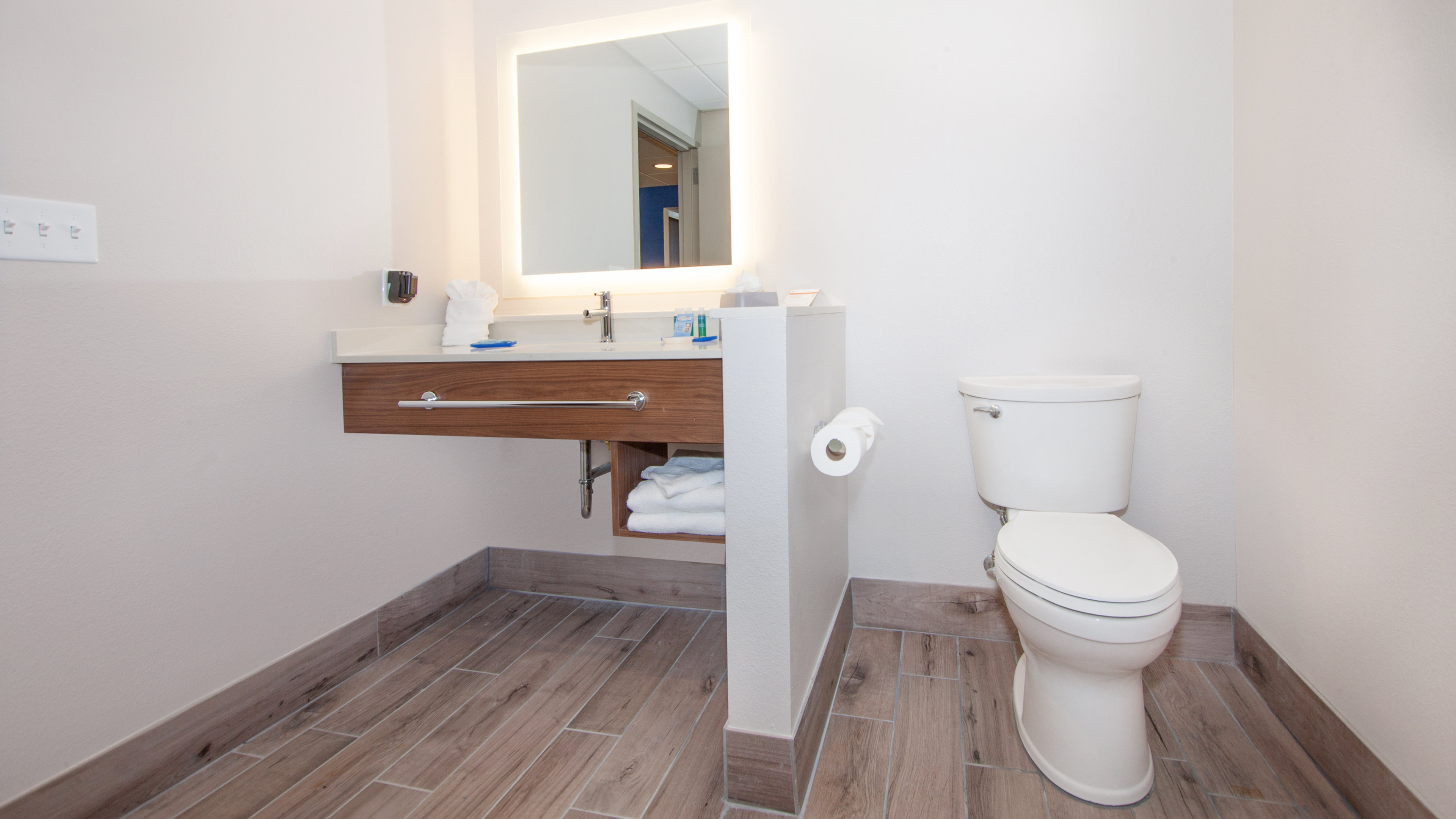 Holiday Inn Express Suites Panama City Beach 50/50