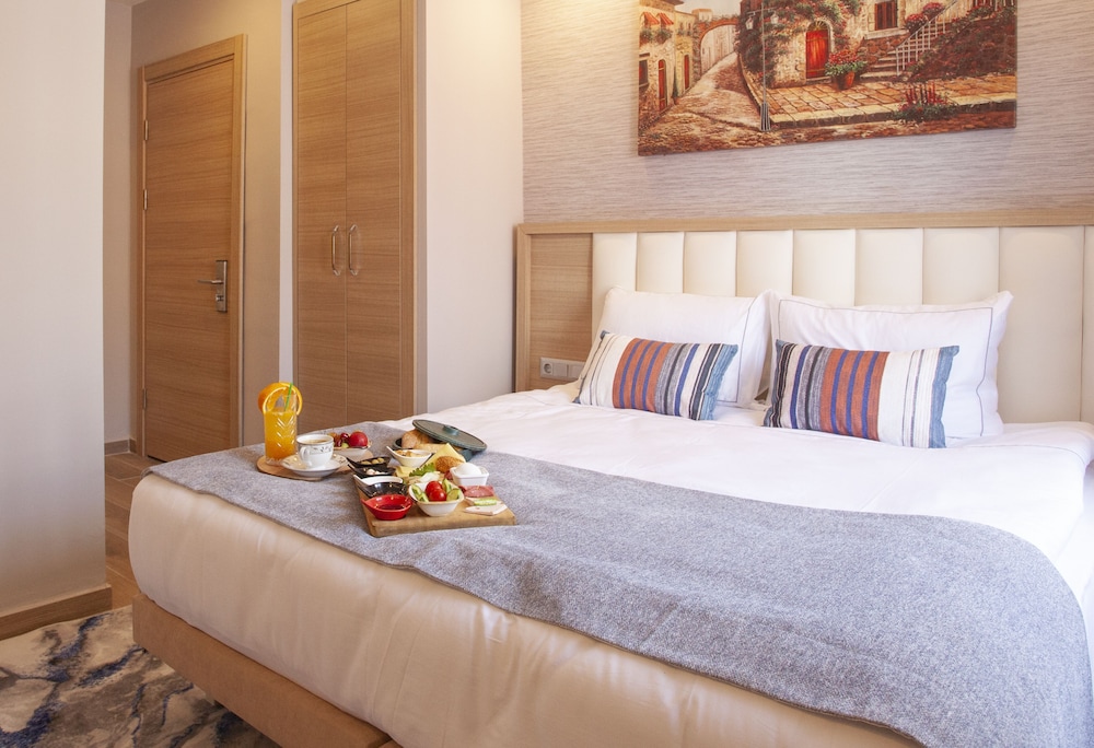 DELUXE, DOUBLE OR TWIN BED, CITY VIEW