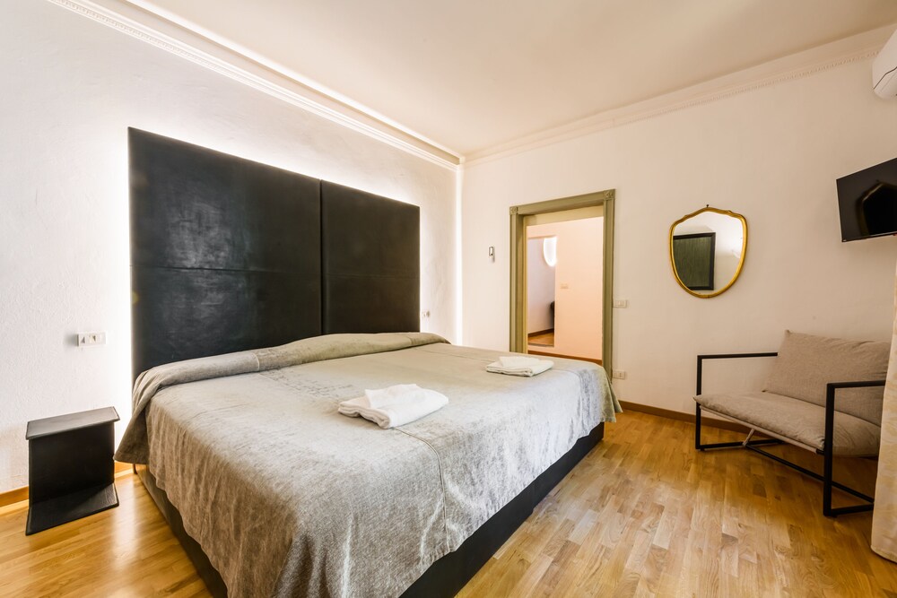 EXECUTIVE, SUITE, DUOMO VIEW