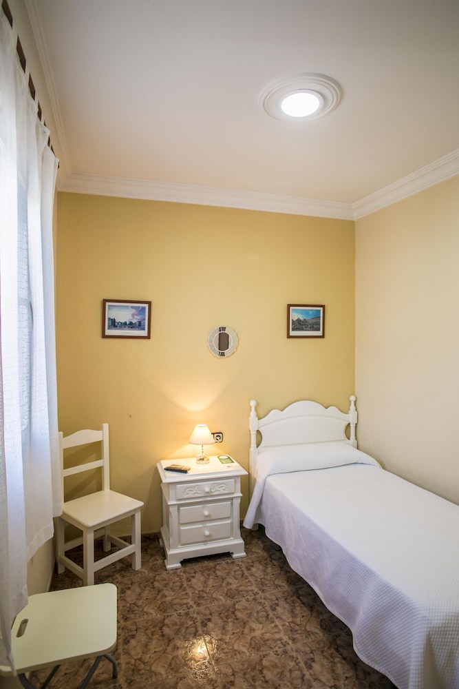 ROOM, SINGLE