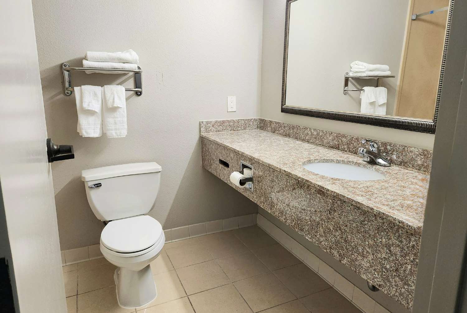 Days Inn by Wyndham LaPlace- New Orleans 28/33