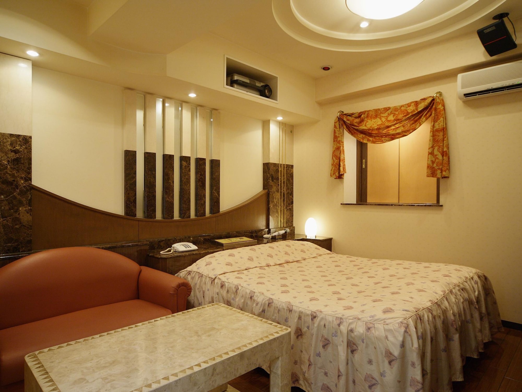 STANDARD, QUEEN BED