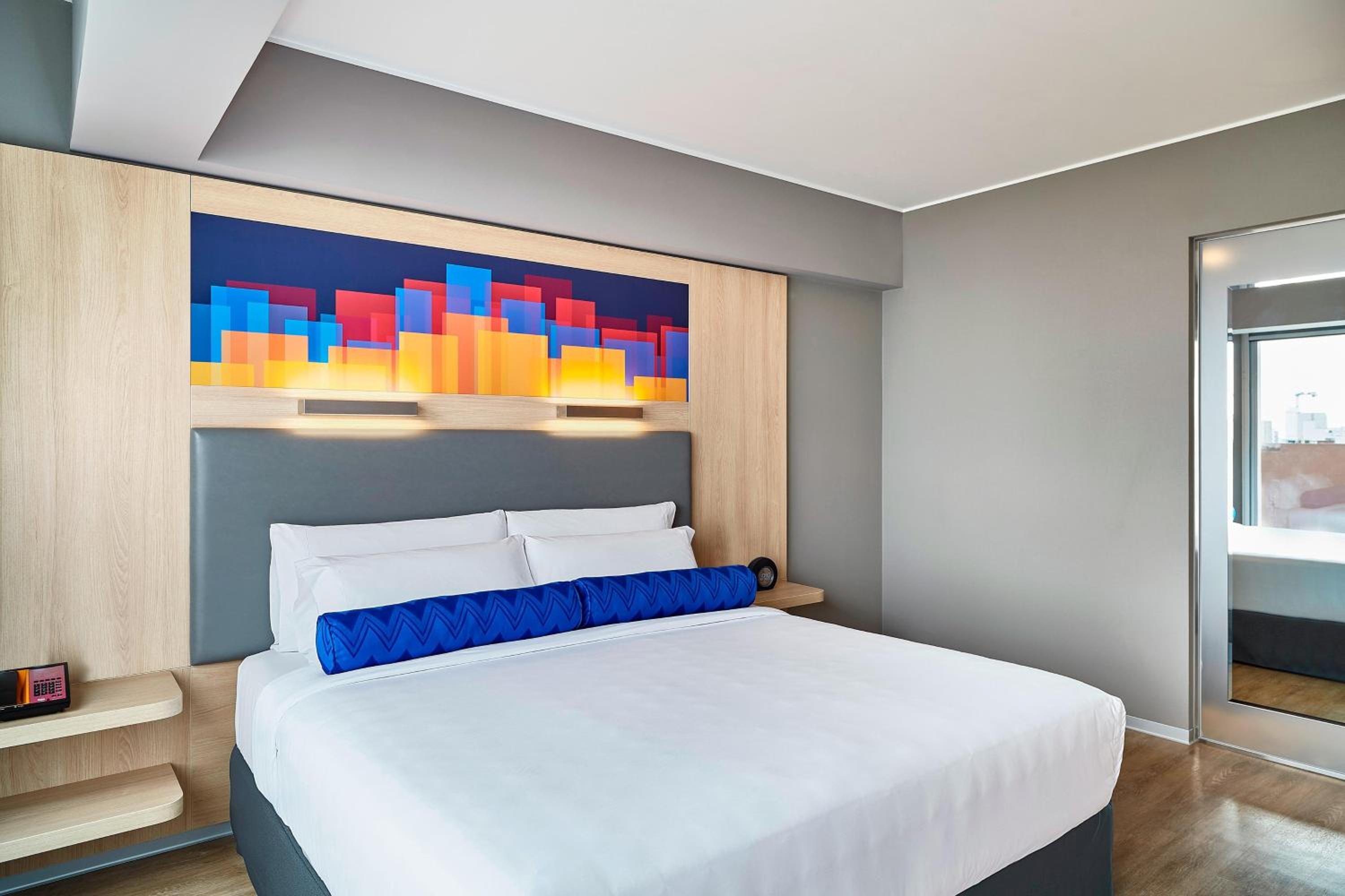Urban, Guest Room, King Bed, Courtyard View