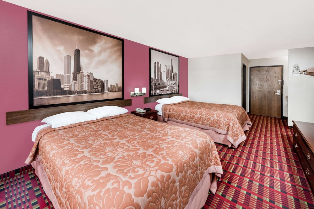 Super 8 by Wyndham Paris IL 5/17