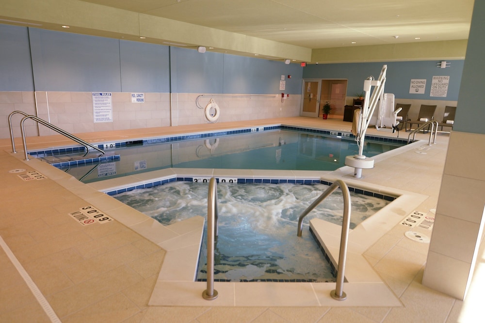 Holiday Inn Express and Suites Onalaska - La Crosse Area 35/71