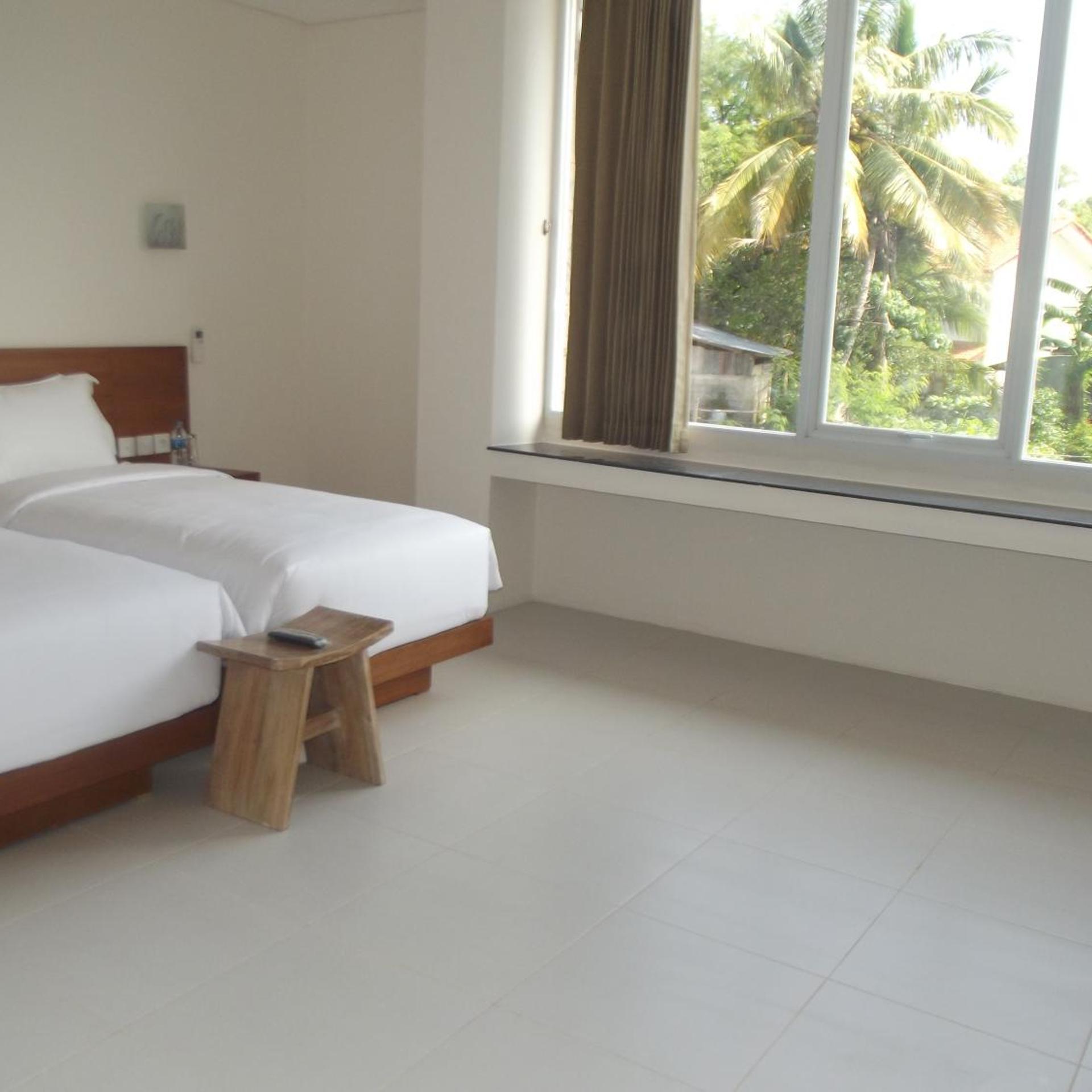 L Bajo Hotel 11/37