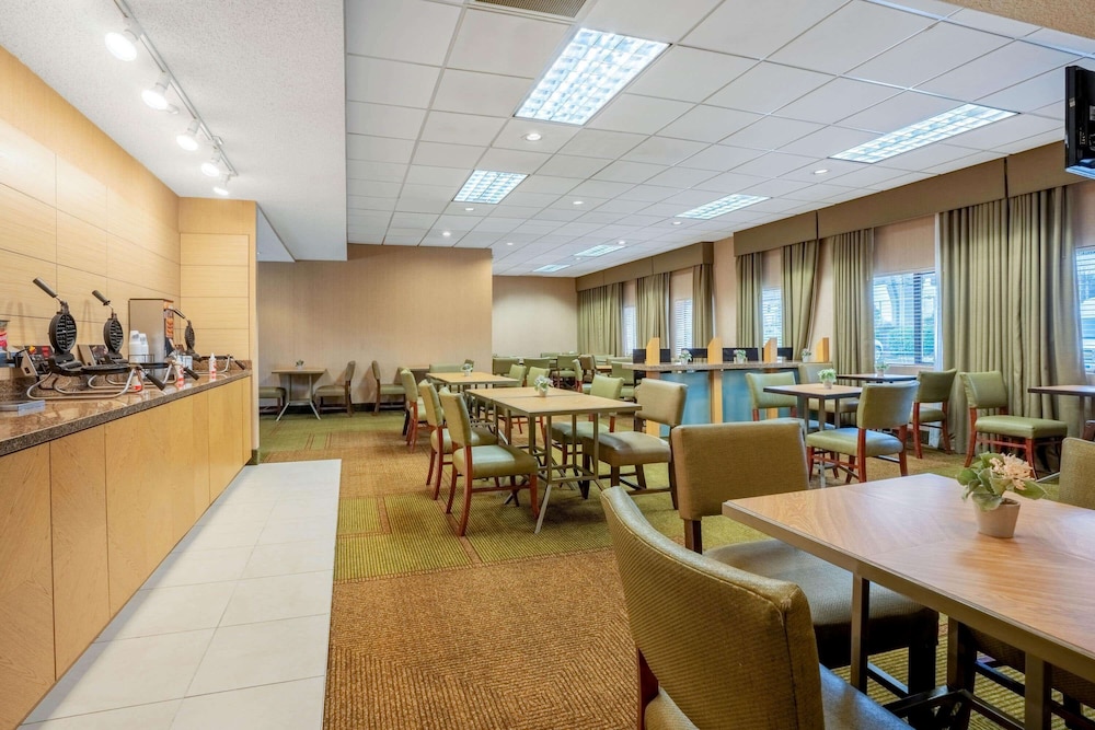 La Quinta Inn & Suites by Wyndham Seattle Sea-Tac Airport 35/48
