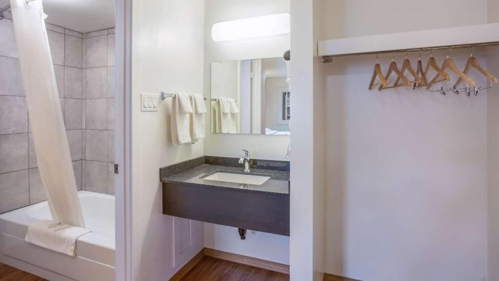 غرفة قياسية بسريرين مزدوجين، Motel 6 Camrose, AB 3/4