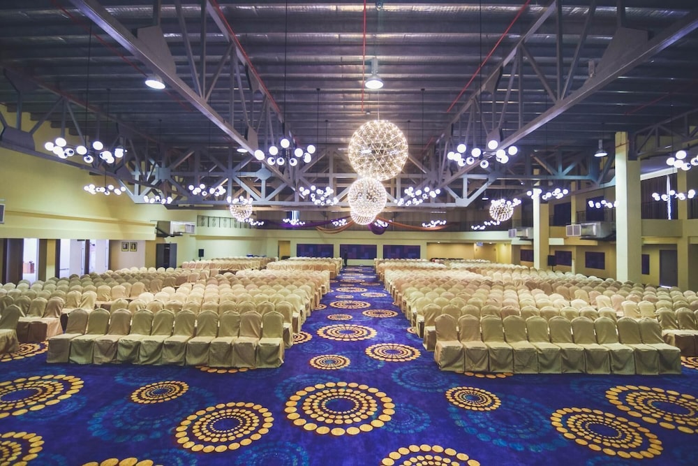 Aman Hills Hotel 35/40