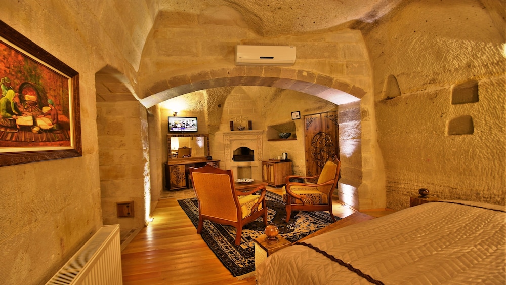 Harman Cave Hotel 64/78