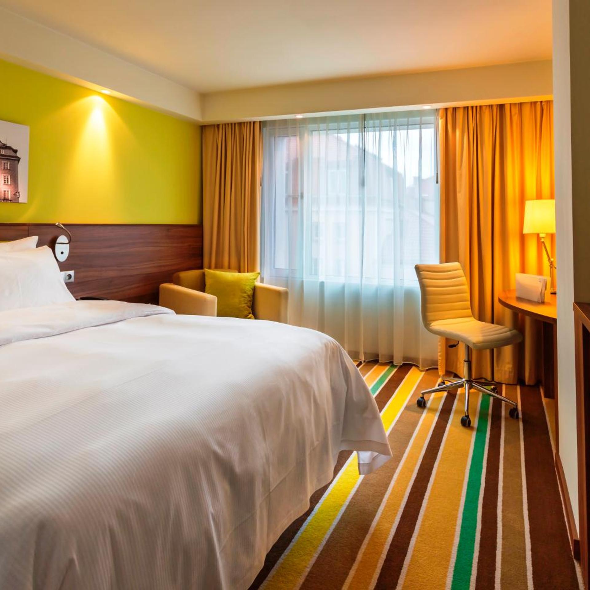 ROOM, QUEEN BED, CITY VIEW, HIGH FLOOR