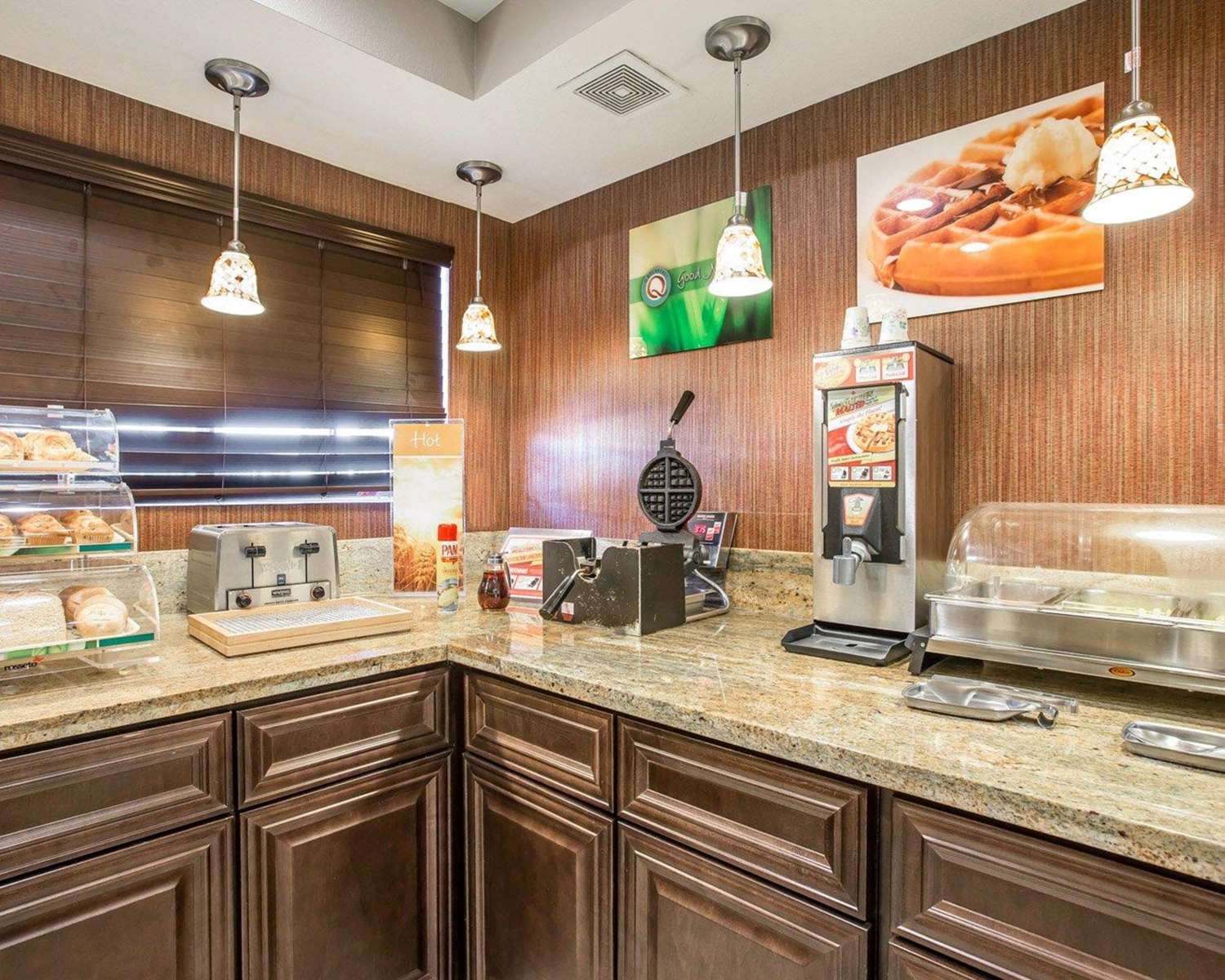 Quality Inn Suites Woodland Sacramento Airport 24/26