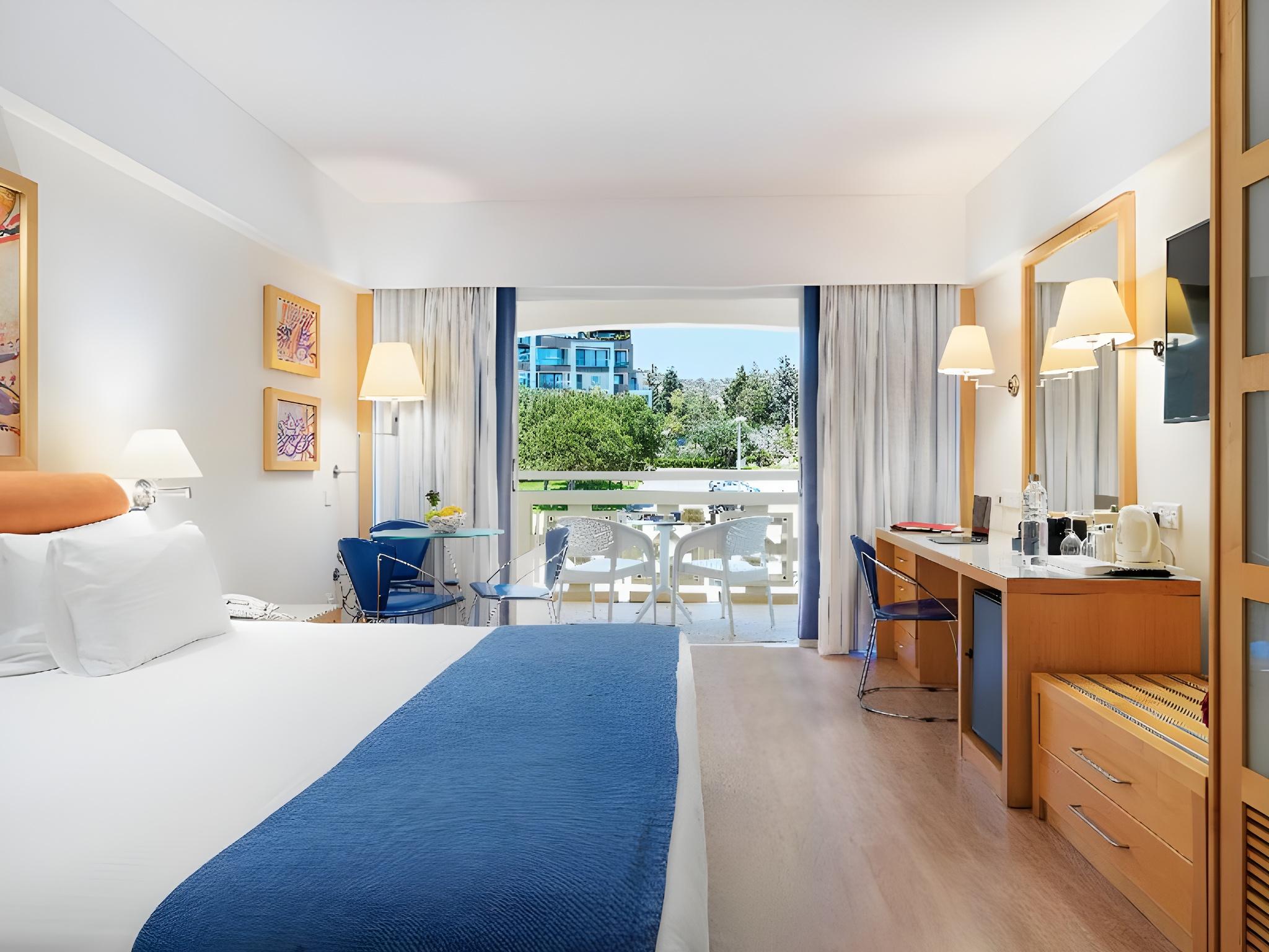 Executive, Double or Twin Bed, Land View