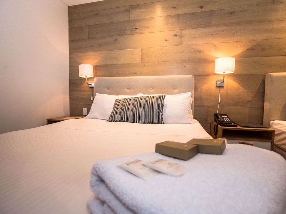 Crown Hotel Surry Hills 9/58