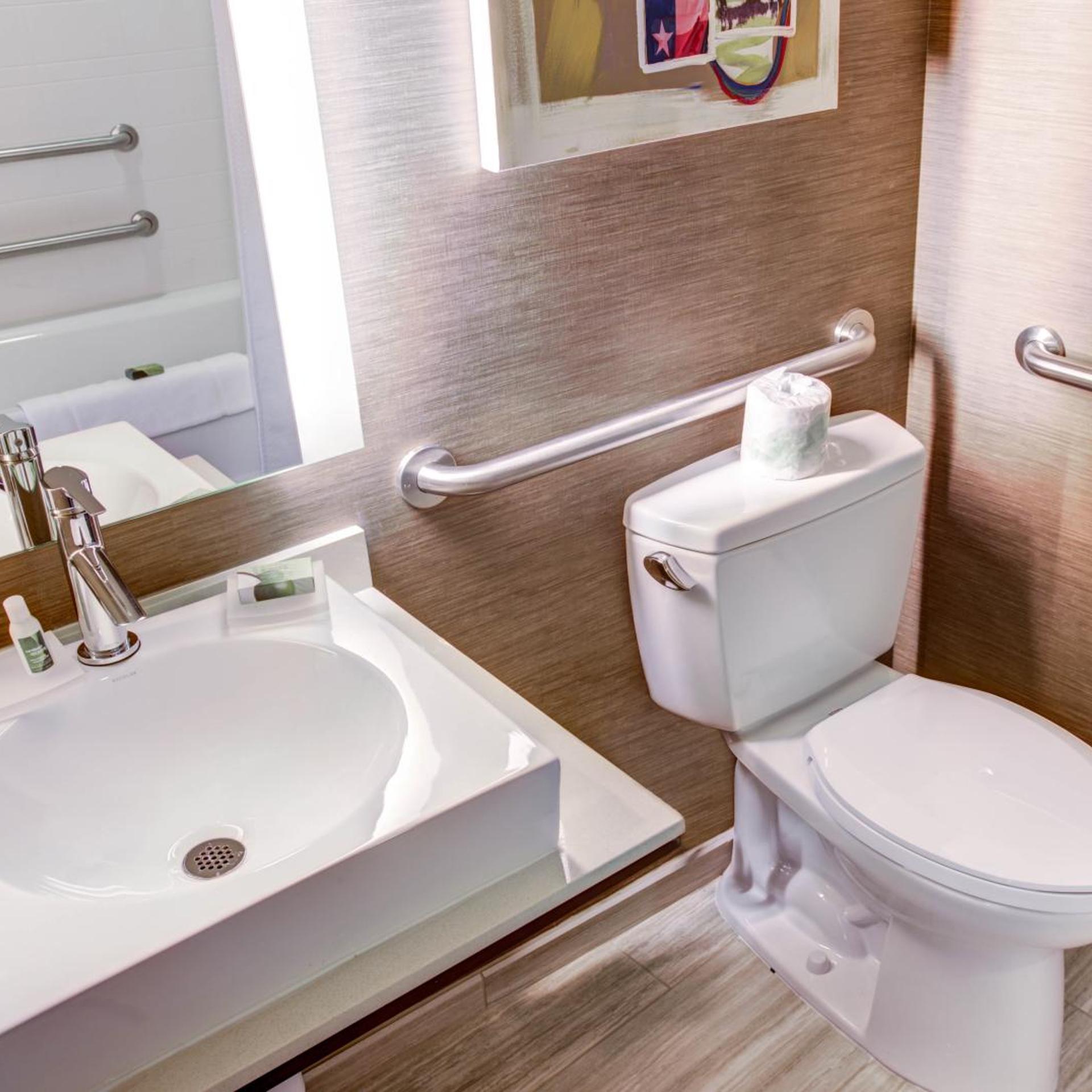 جناح بسرير كينج بحوض استحمام لذوي الإعاقة، Cambria Hotels Plano Frisco 9/10