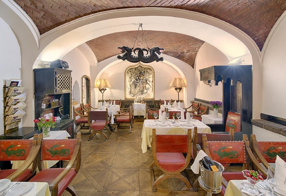 Embassy Hotel 32/40