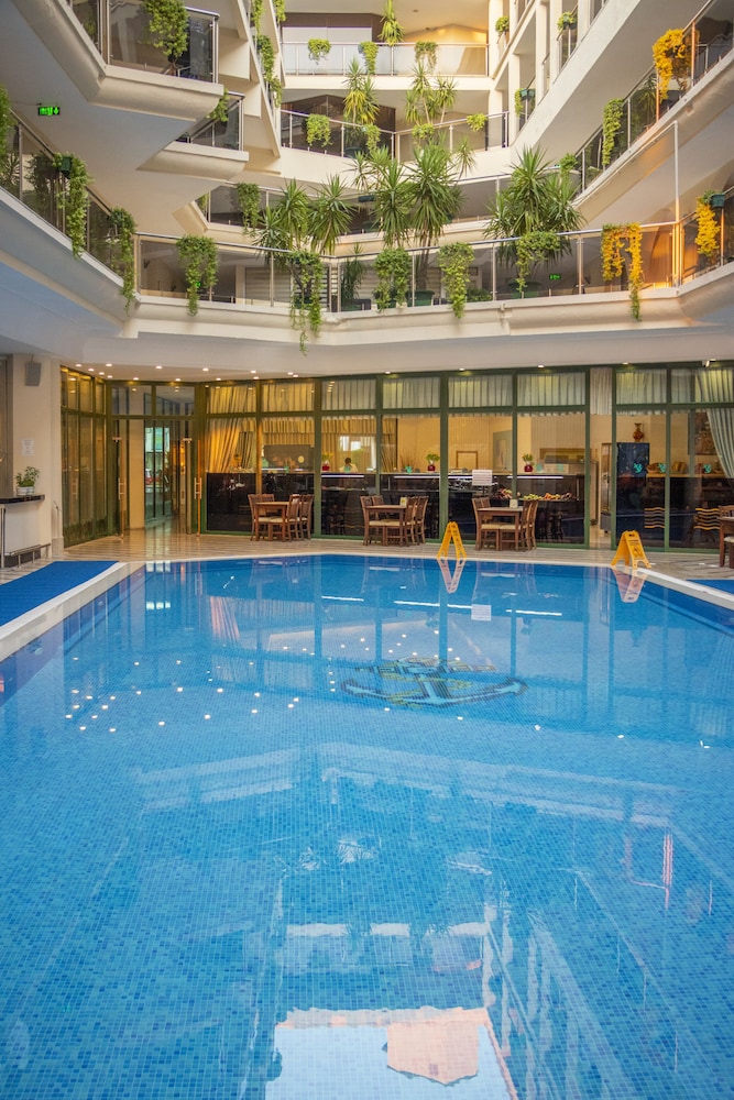 Lancora Beach Hotel 6/50