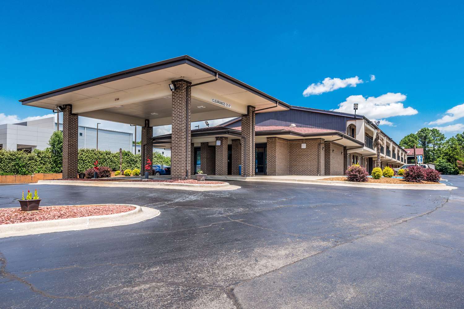 Econo Lodge Inn and Suites University Huntsville AL 14/19
