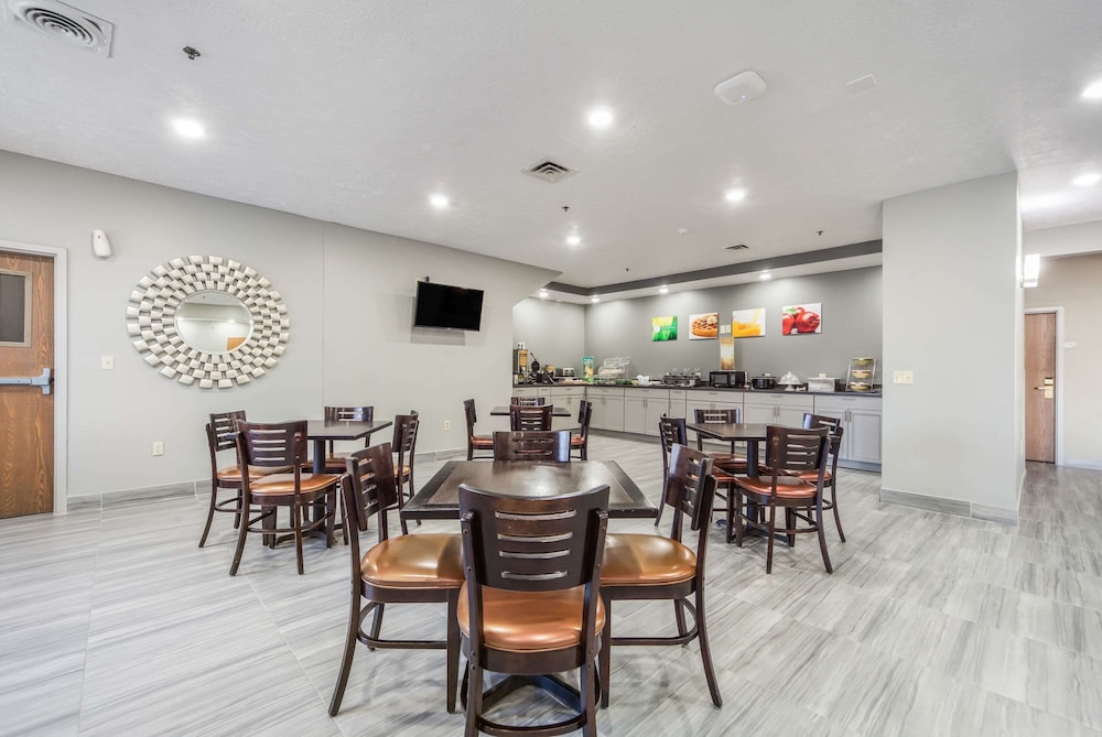 Quality Inn and Suites Omaha NE 28/34