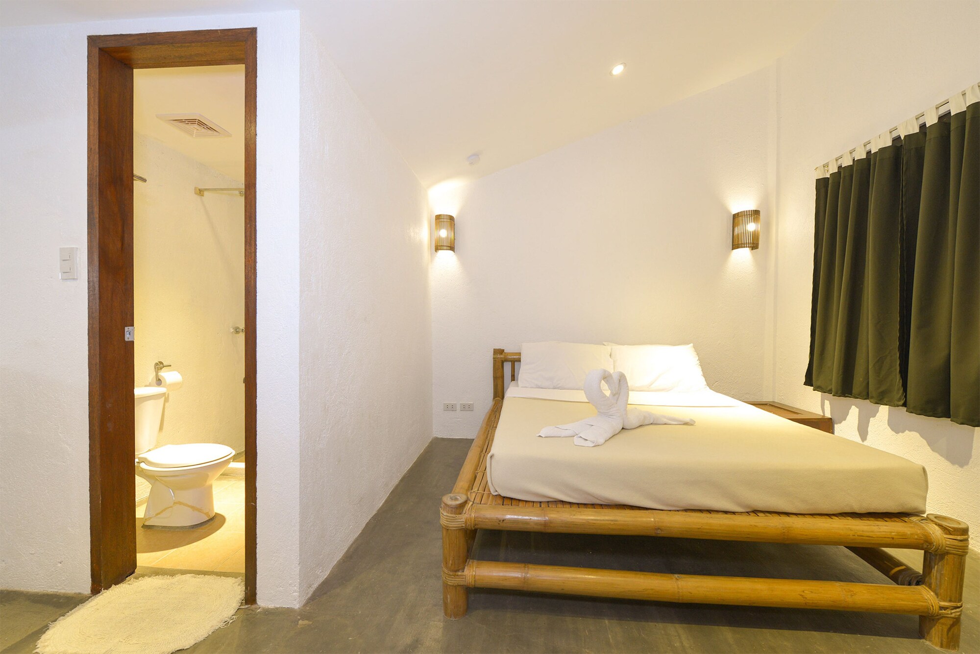 STANDARD, QUEEN BED