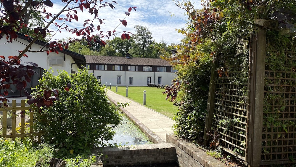 Europa Gatwick Hotel 47/50