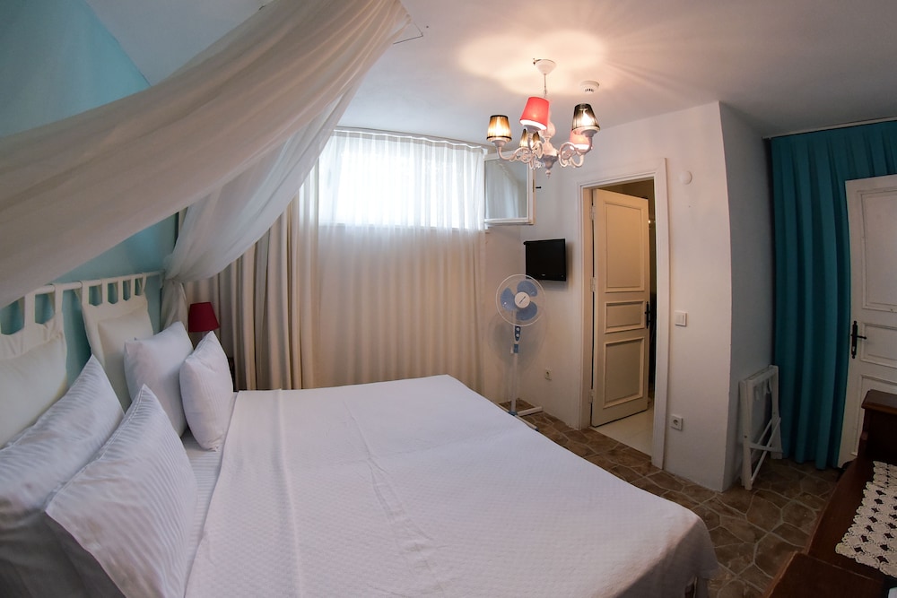 ERENDIRA HOTEL 47/75
