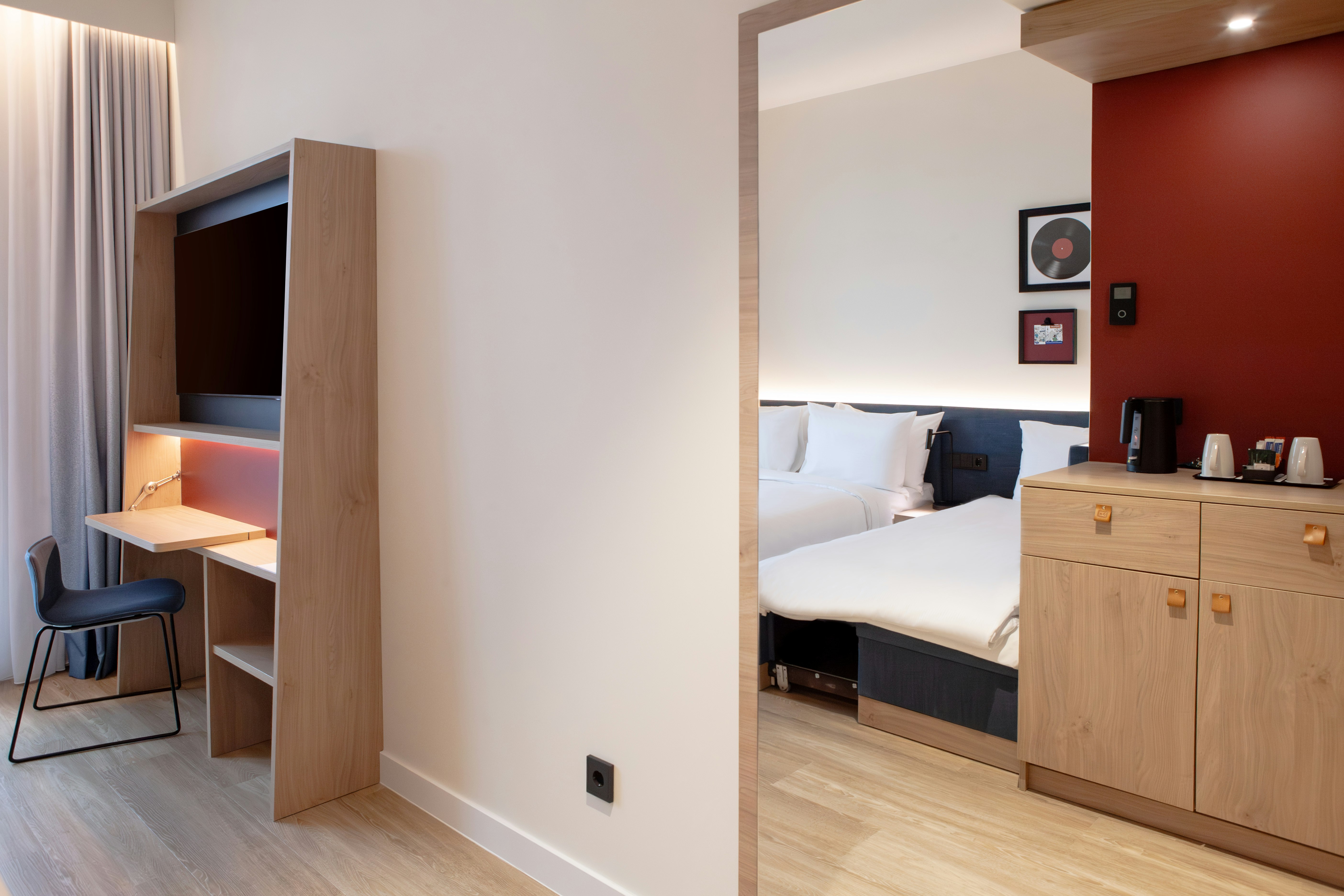 ROOM, QUEEN BED, SOFA