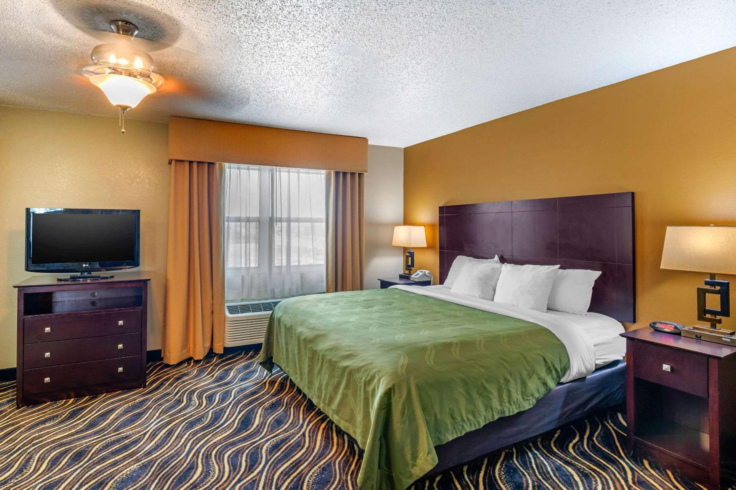 جناح تنفيذي بسرير كينج، Quality Suites Addison-Dallas 3/4