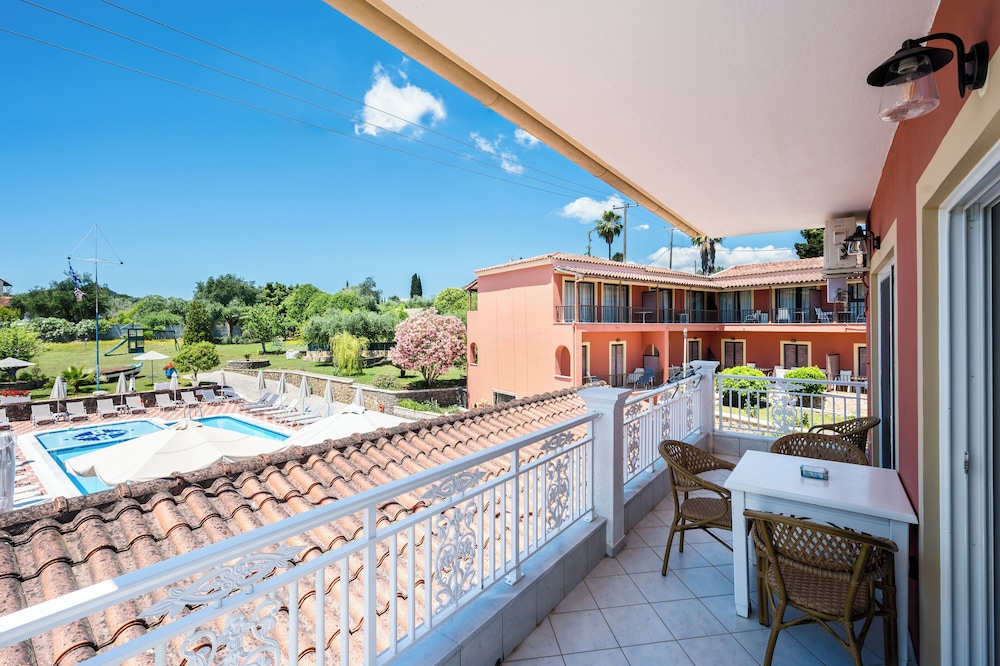 Mariettas Resort 4/50