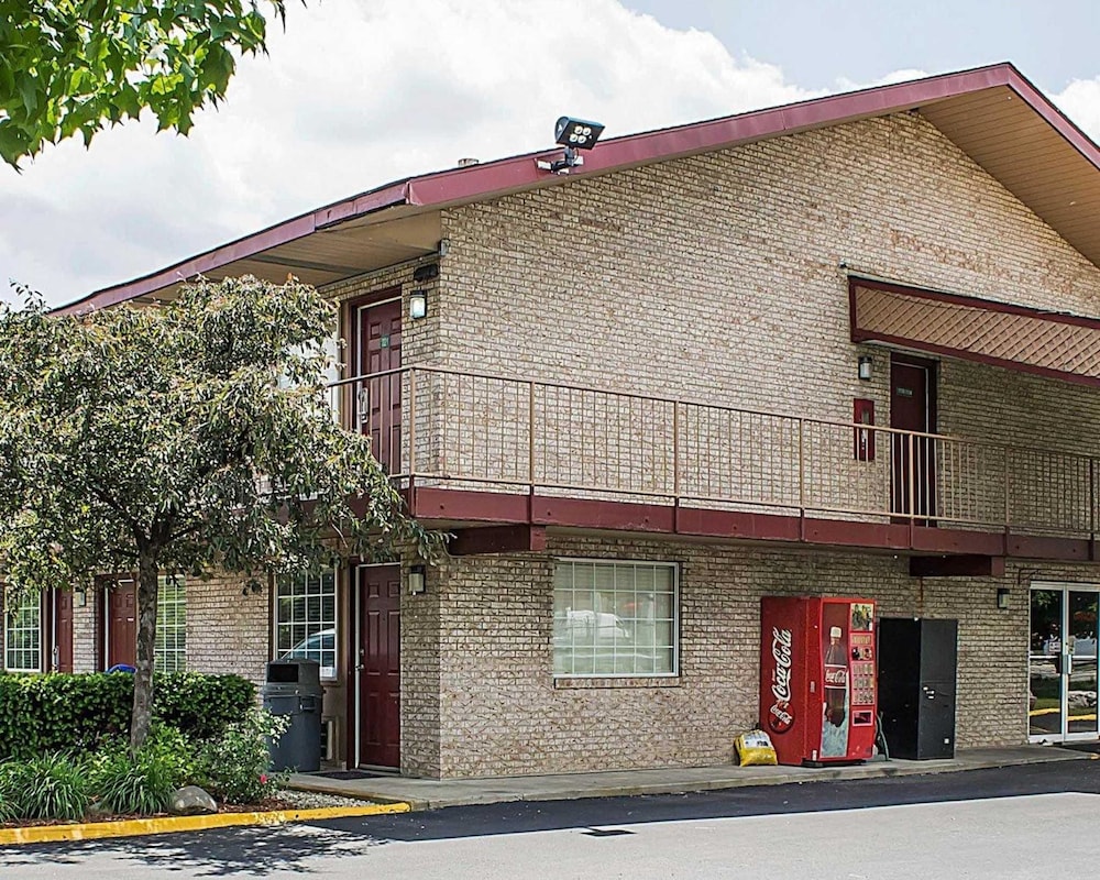 Econo Lodge Columbus West 8/29