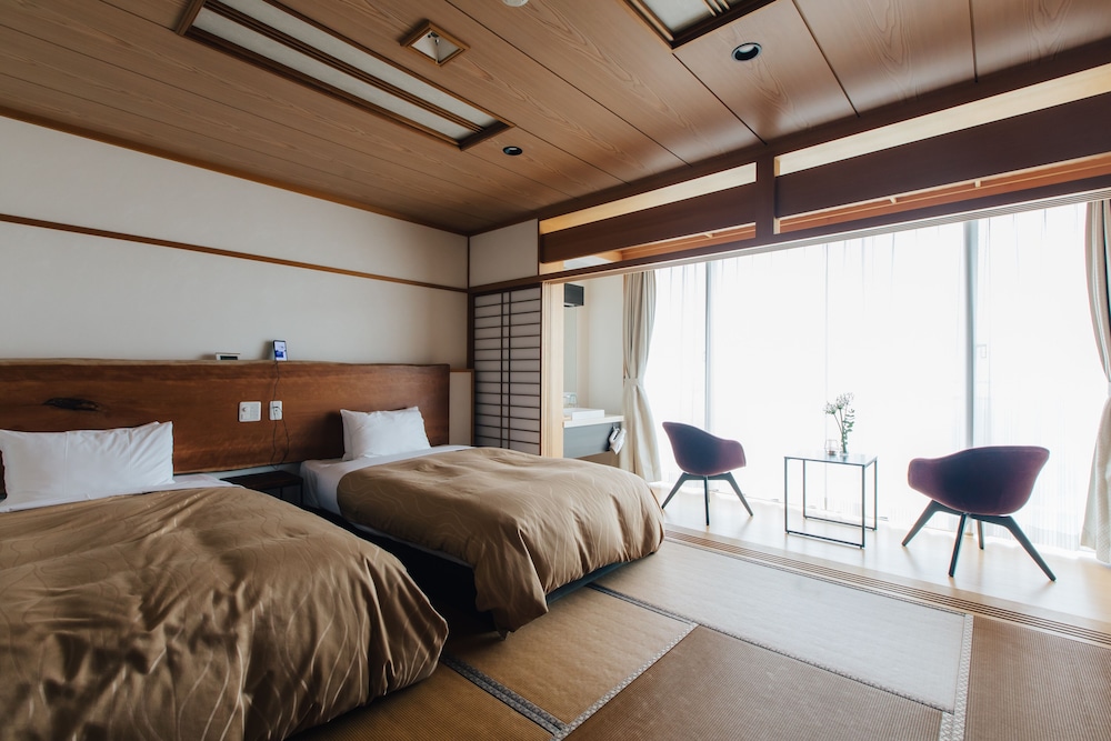 JAPANESE, TWIN BEDS, NEW BUILDING
